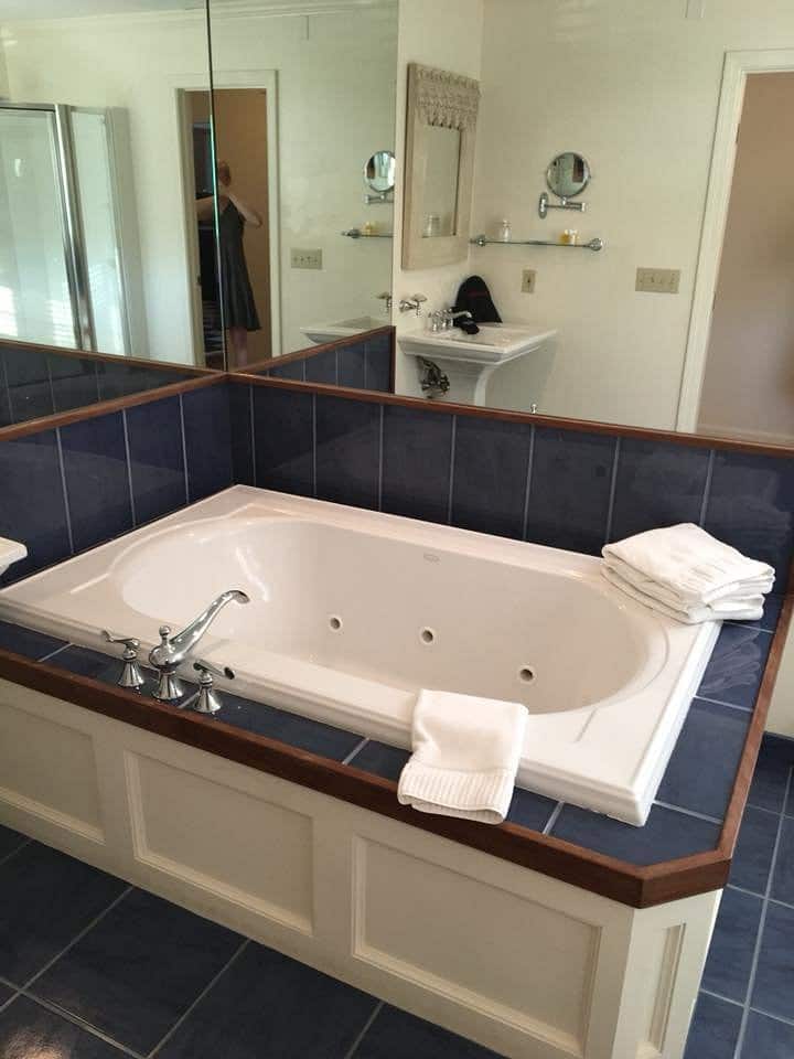 Inn at Perkins Cove has jacuzzi suites