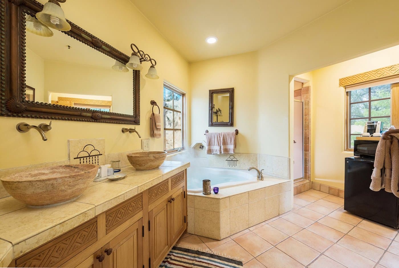Inn on La Loma Plaza has jacuzzi suites