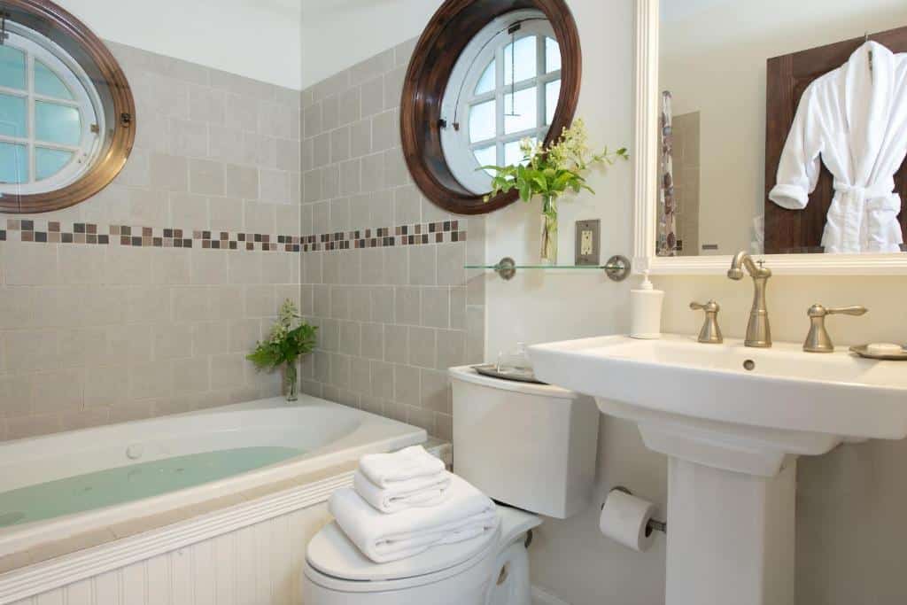 Inn on Putney Road Bed and Breakfast has jacuzzi suites