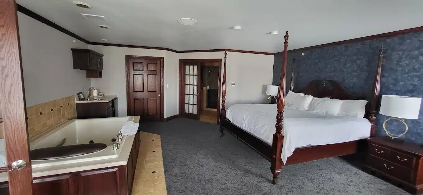 Irish Cottage Inn & Suites has jacuzzi suites