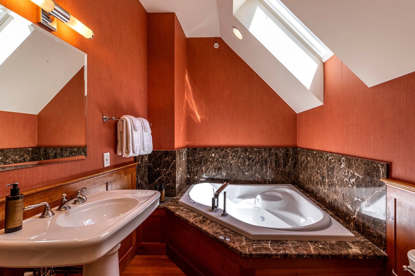 Jackson House Inn has jacuzzi suites