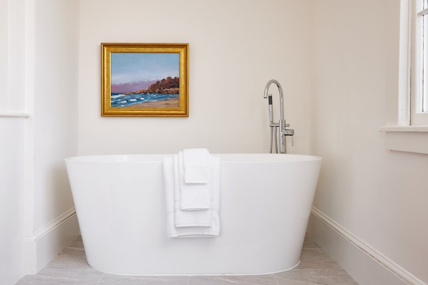 Kennebunkport Captains Collection has suites with private spa tub