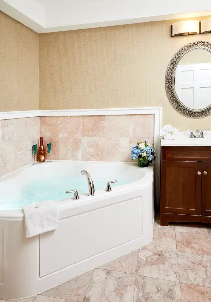 King's Port Inn has jacuzzi suites