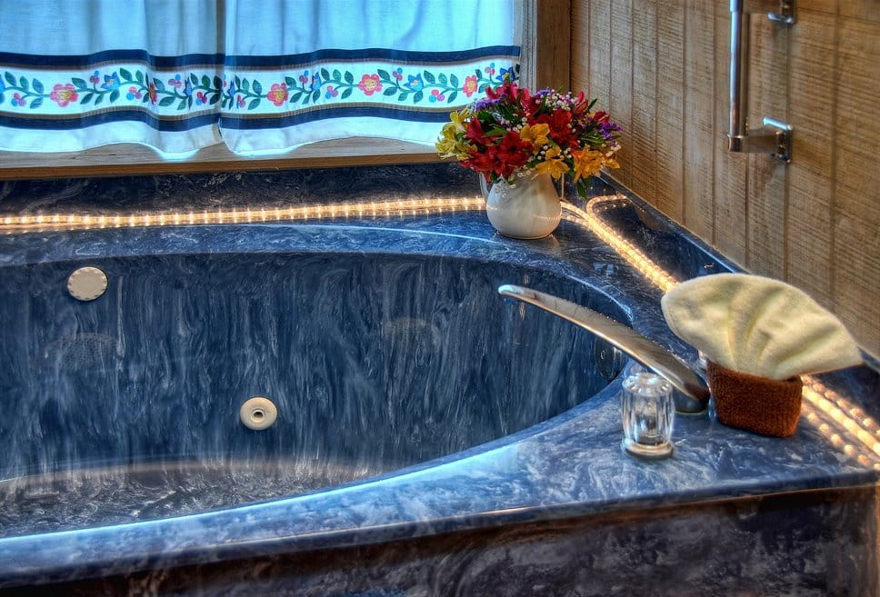 Kuebler Waldrip Haus and Danville School Bed and Breakfast has jacuzzi suites