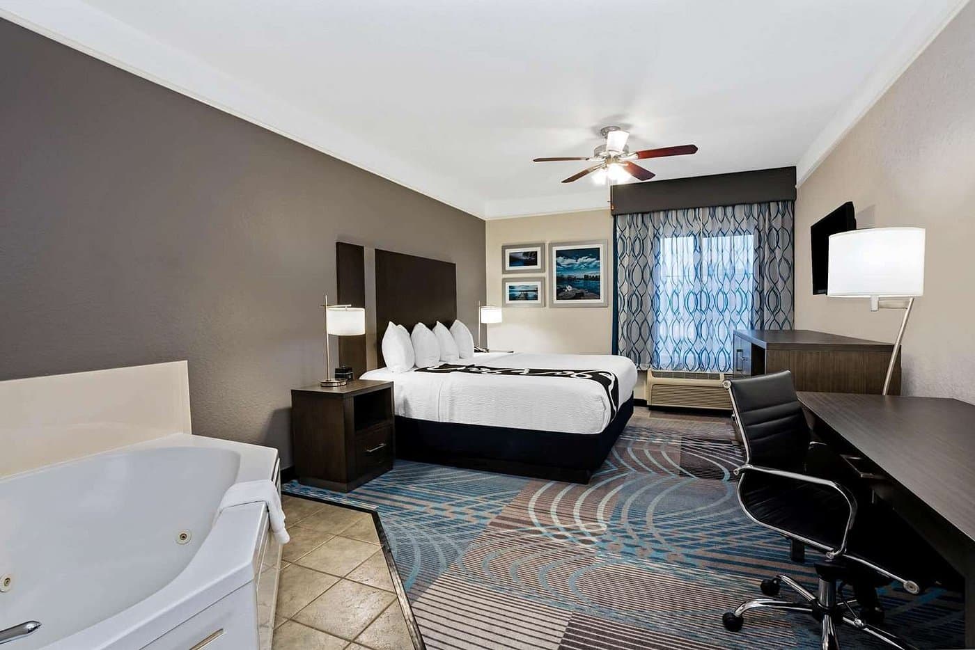 La Quinta Inn & Suites by Wyndham Conroe has jacuzzi suites