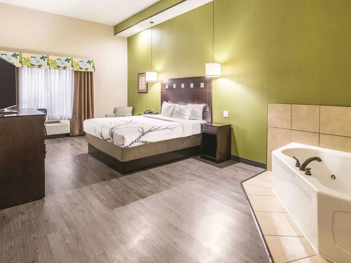 La Quinta Inn & Suites by Wyndham Dallas Grand Prairie South has jacuzzi suites