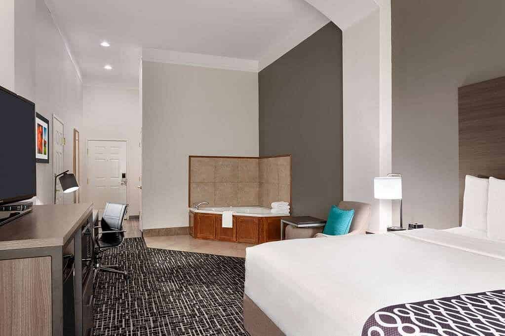 La Quinta Inn & Suites by Wyndham I-20 Longview South has jacuzzi suites
