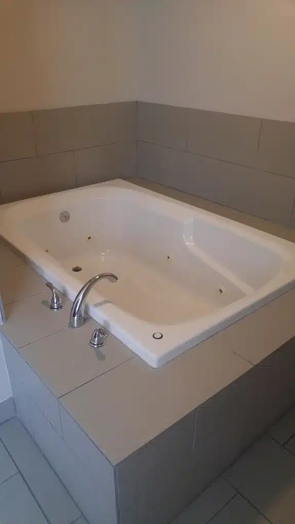 La Quinta Inn & Suites by Wyndham North has jacuzzi suites