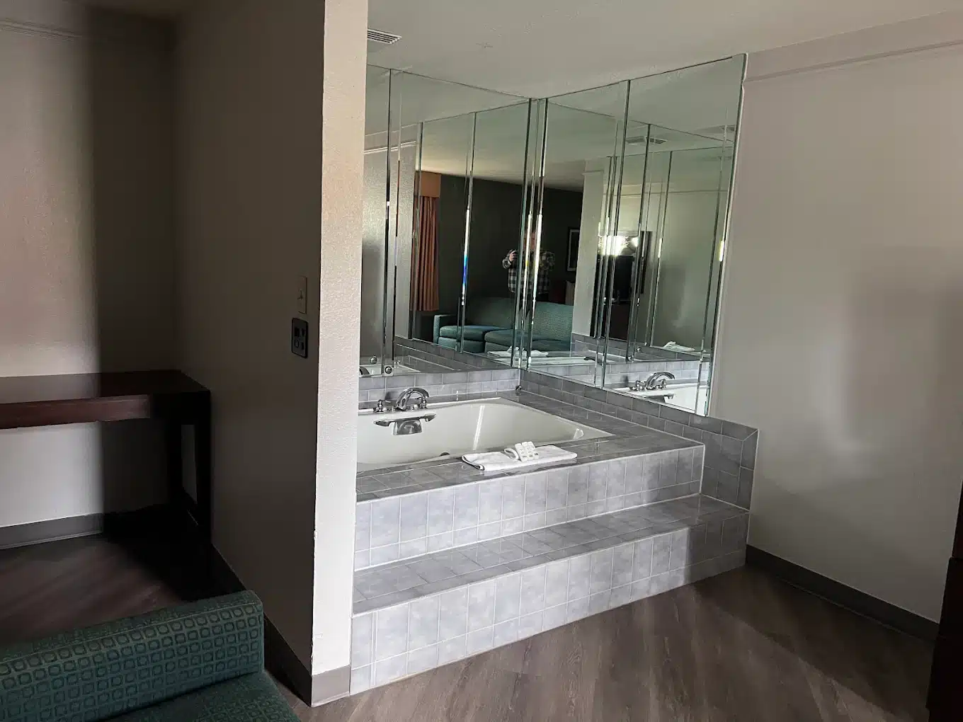 La Quinta by Wyndham Salt Lake City – Layton has jacuzzi suites