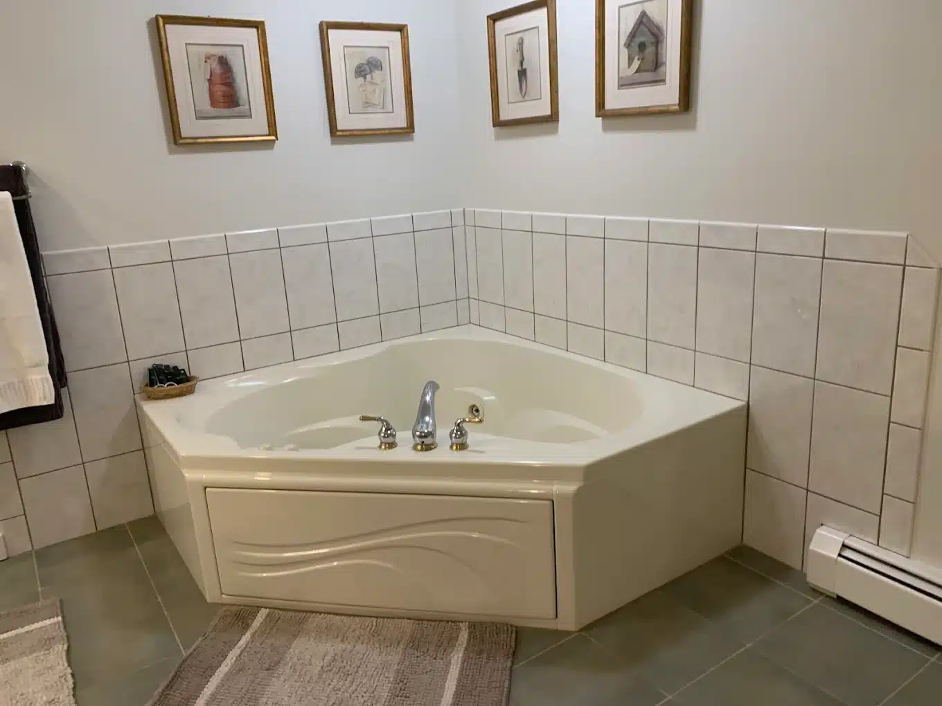 Lang House on Main Street Bed and Breakfast has jacuzzi suites