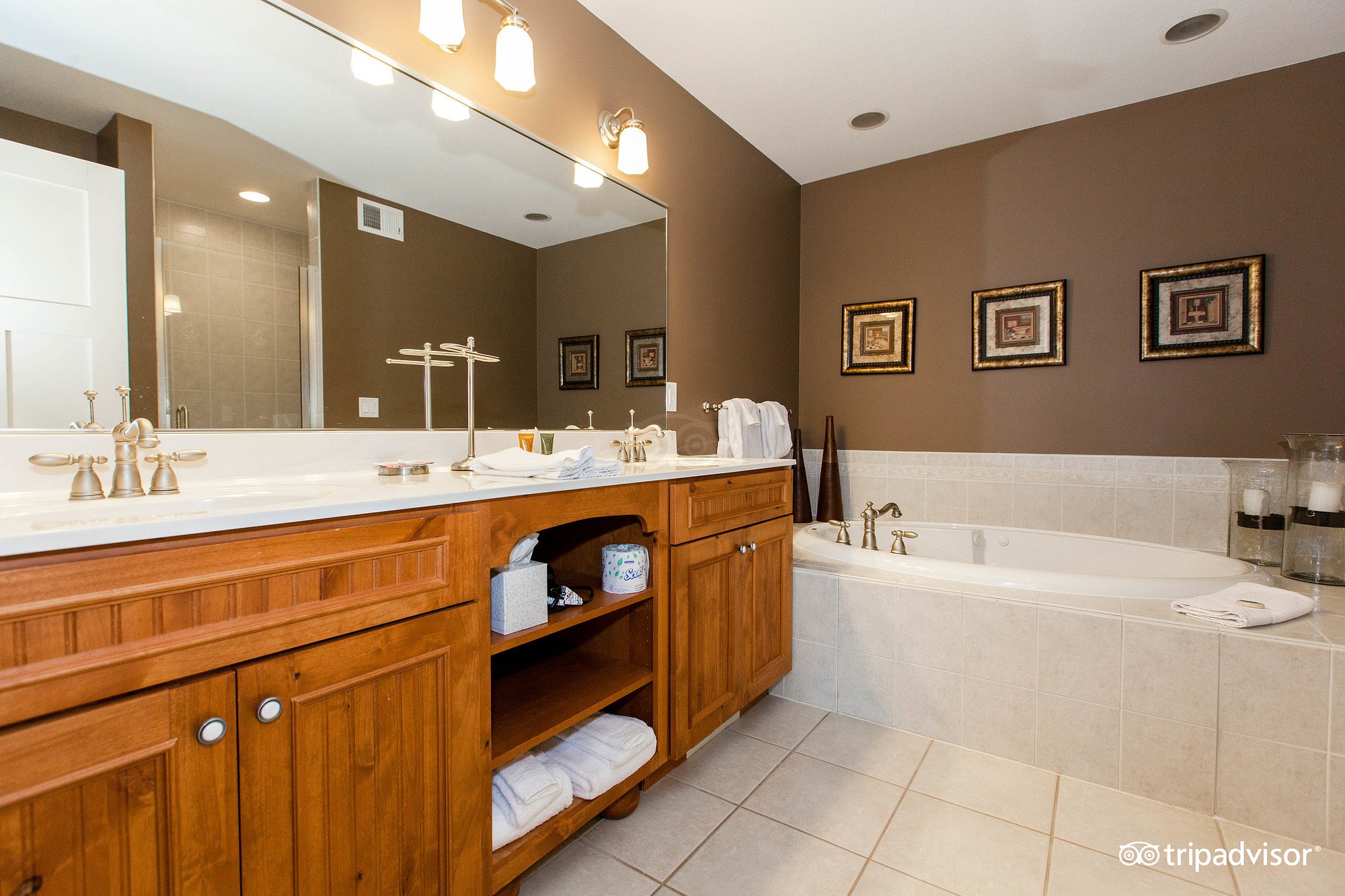 Larsmont Cottages has jacuzzi suites