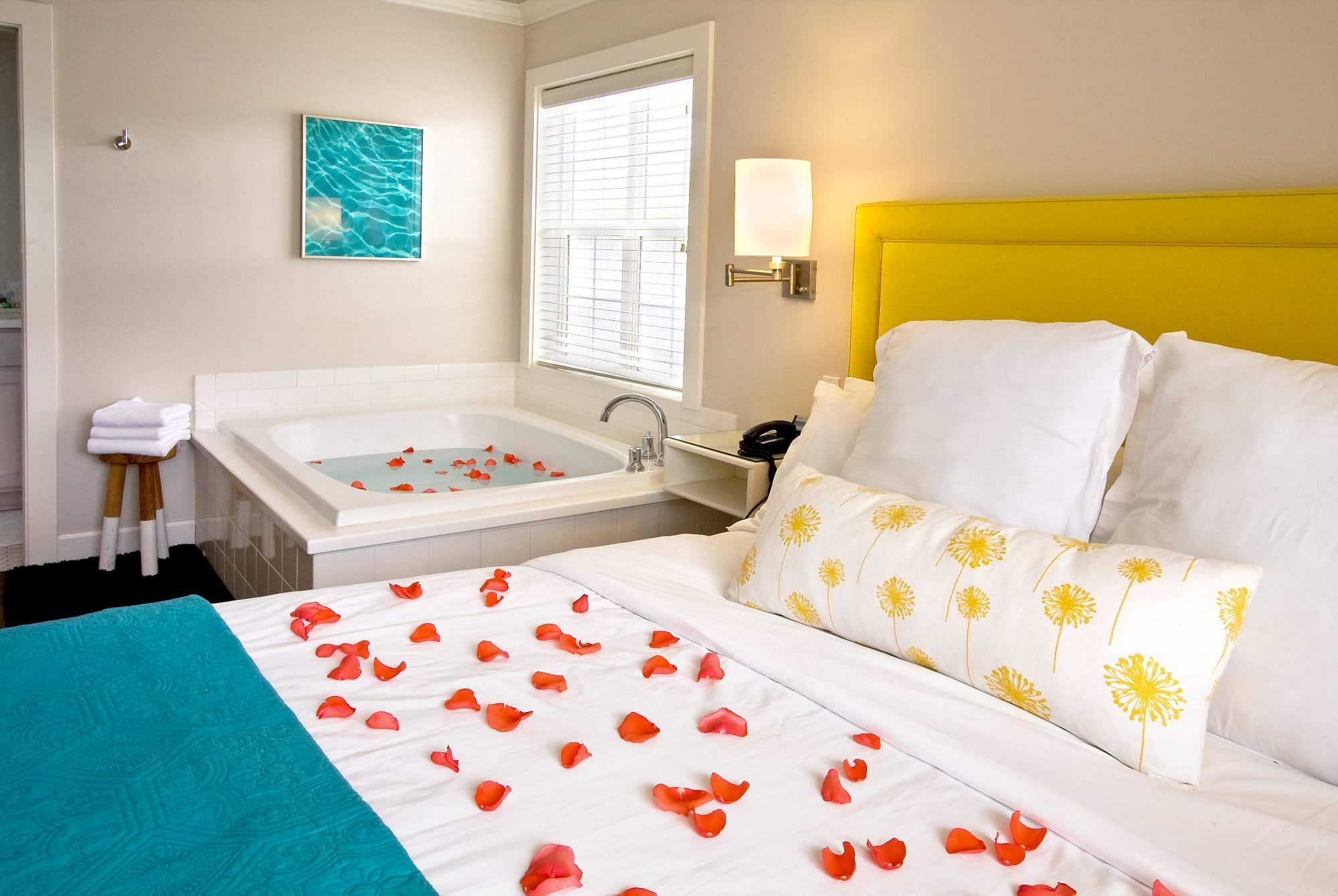 Lithia Springs Resort has jacuzzi suites