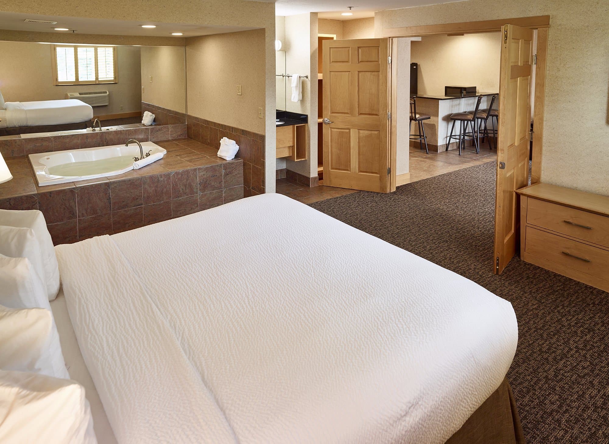 LivINN Hotel Minneapolis North/Fridley has jacuzzi suites