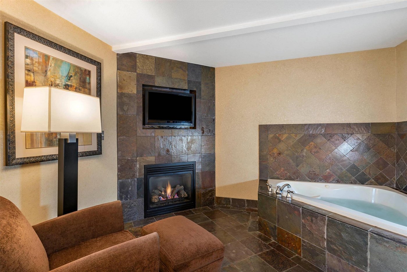 Lloyd Hotel Astoria Bayfront has jacuzzi suites