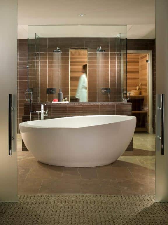 Loews Chicago O’Hare Hotel has jacuzzi suites