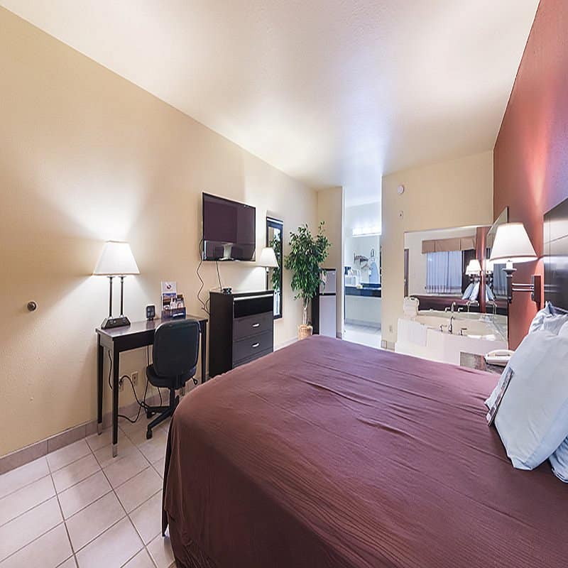 Lone Star Inn & Suites has jacuzzi suites