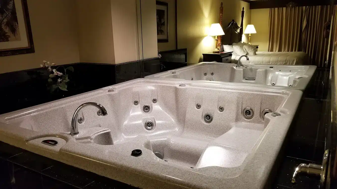 MCM Elegante Hotel – Odessa has jacuzzi suites