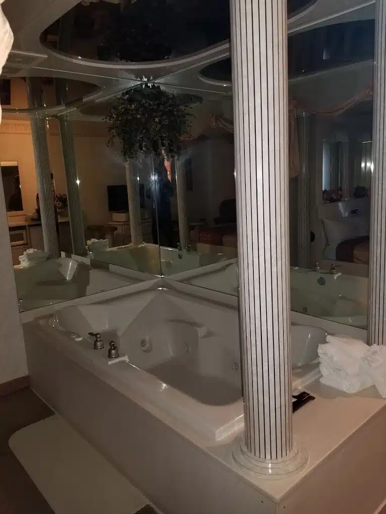 Magnolia Inn & Suites Southaven has jacuzzi suites