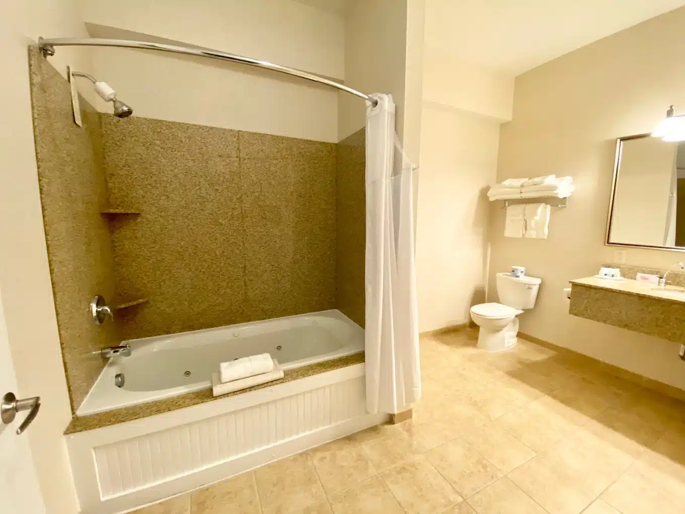 Maine Evergreen Hotel has jacuzzi suites