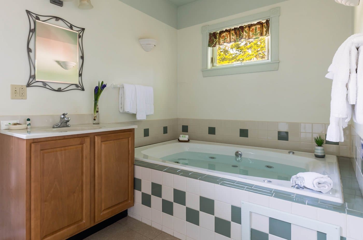 Maple Hill Farm Inn and Conference Center has jacuzzi suites