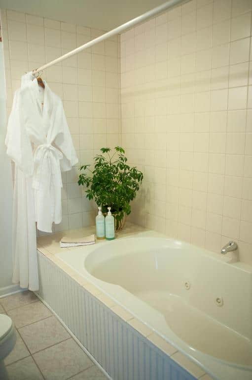 Market Street Inn Bed and Breakfast has jacuzzi suites