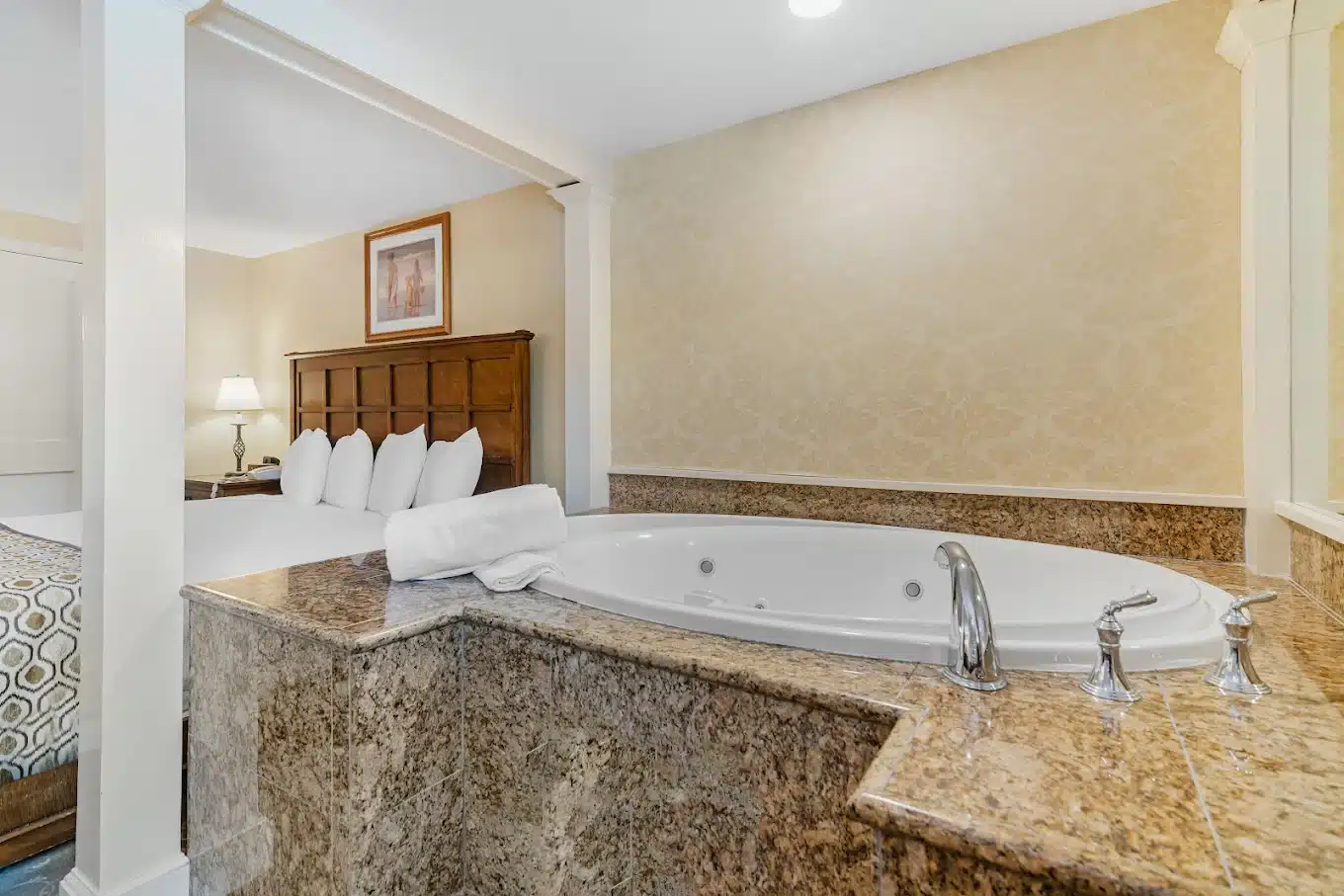 Meadowmere Resort has jacuzzi suites