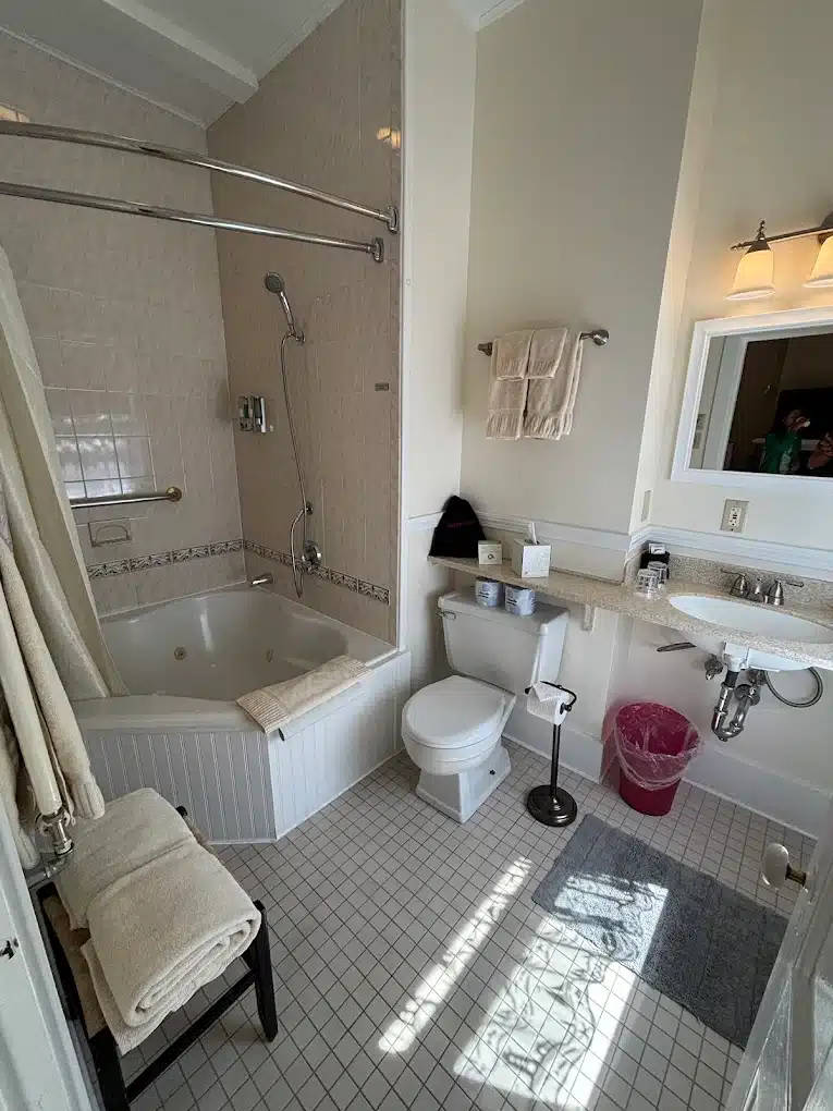 Mira Monte Inn & Suites has jacuzzi suites