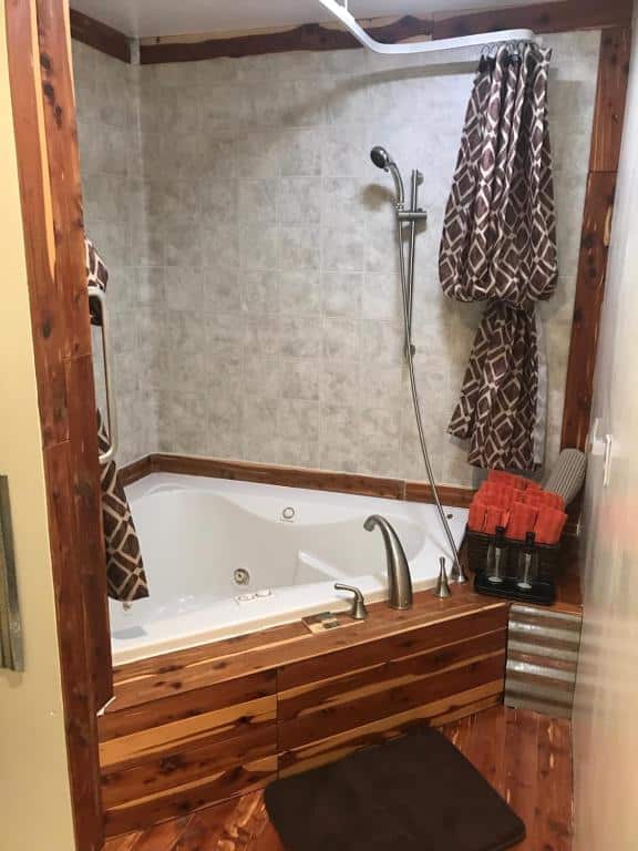 Moab Beds & Bagels Xpress has jacuzzi suites