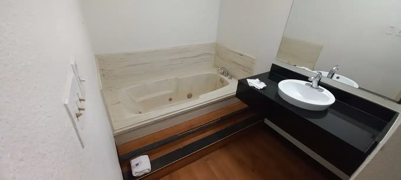 Motel 6 Longview North has jacuzzi suites