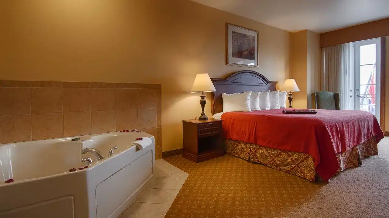 Natchez Grand Hotel has jacuzzi suites