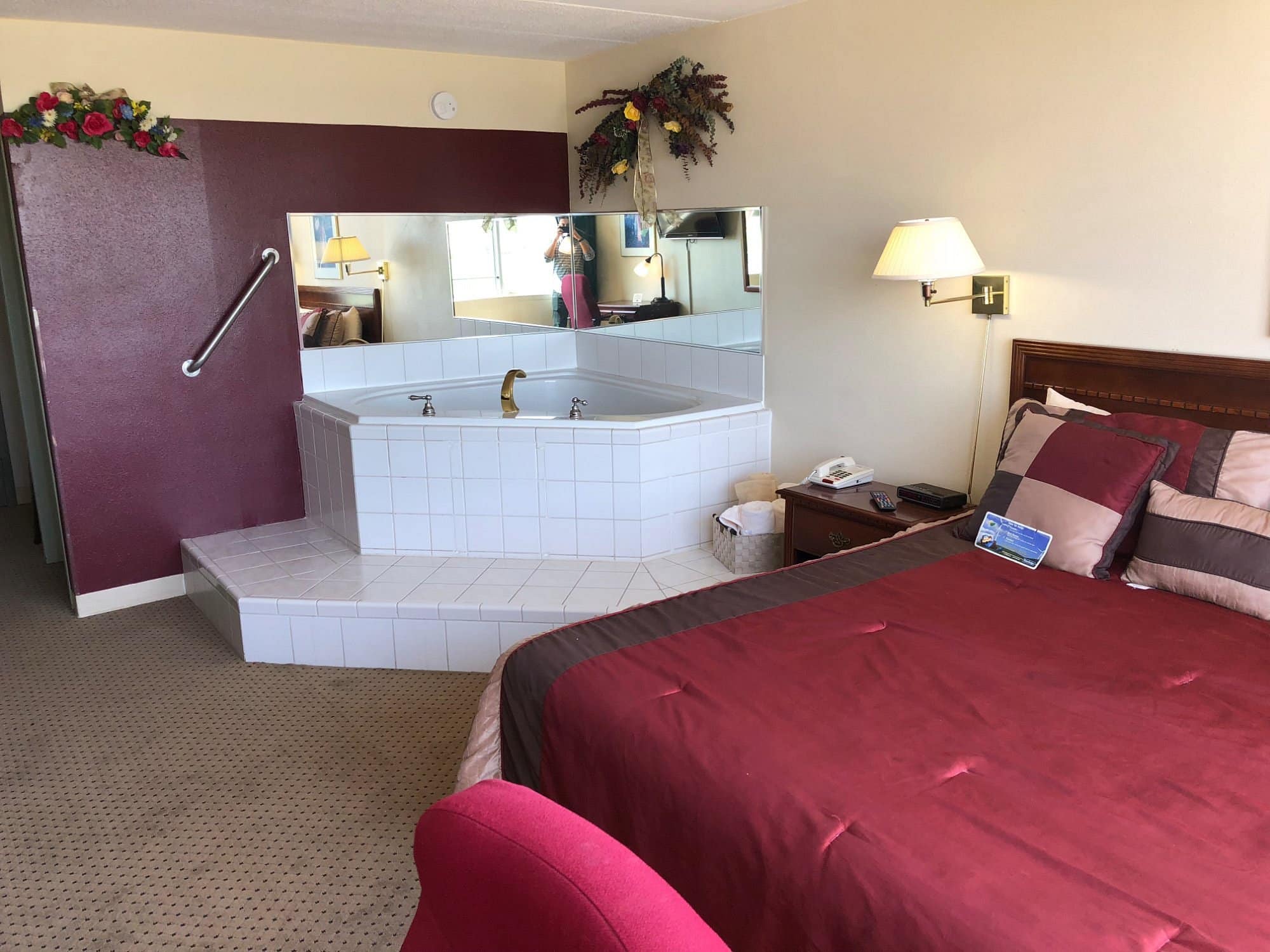 Norwood Inn & Suites Worthington has jacuzzi suites