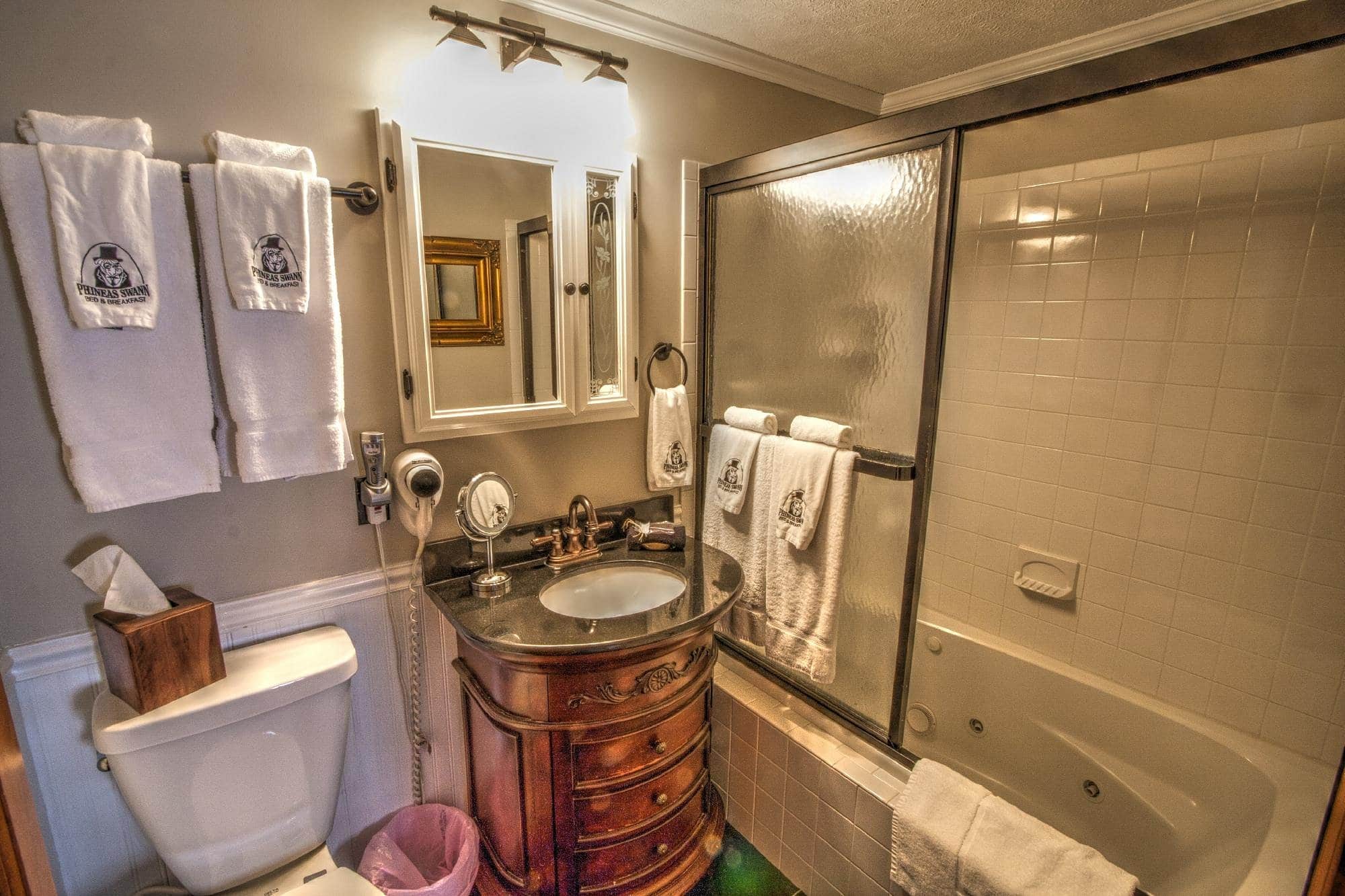 Phineas Swann Inn & Spa has jacuzzi suites