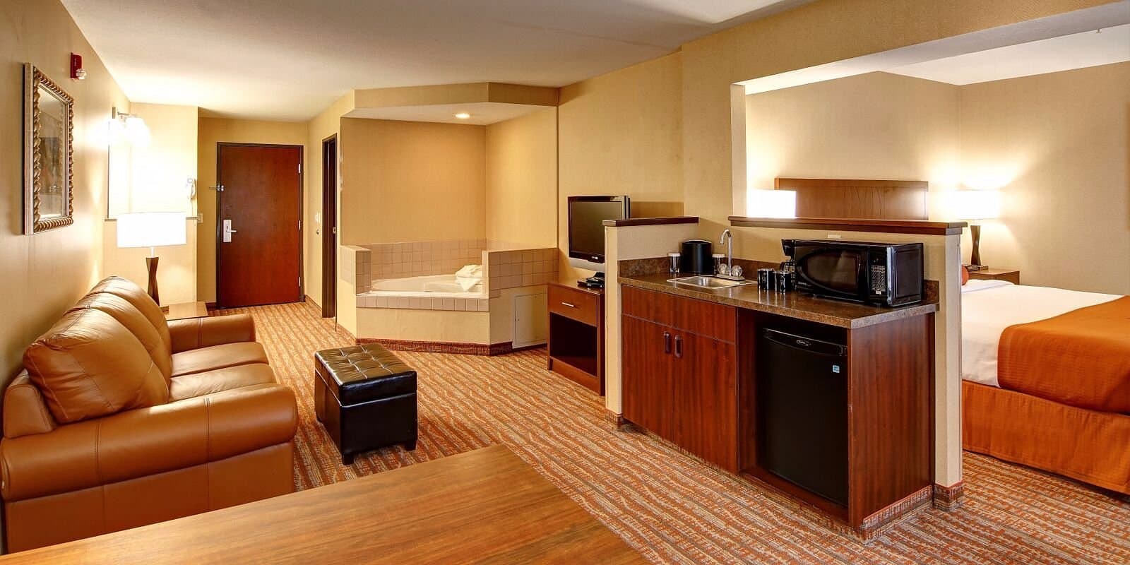Phoenix Inn Suites Albany has jacuzzi suites