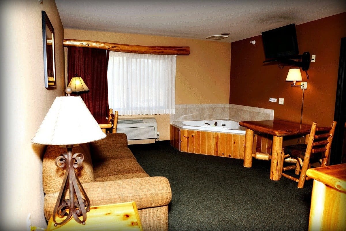 Pine Peaks Lodge and Suites has jacuzzi suites