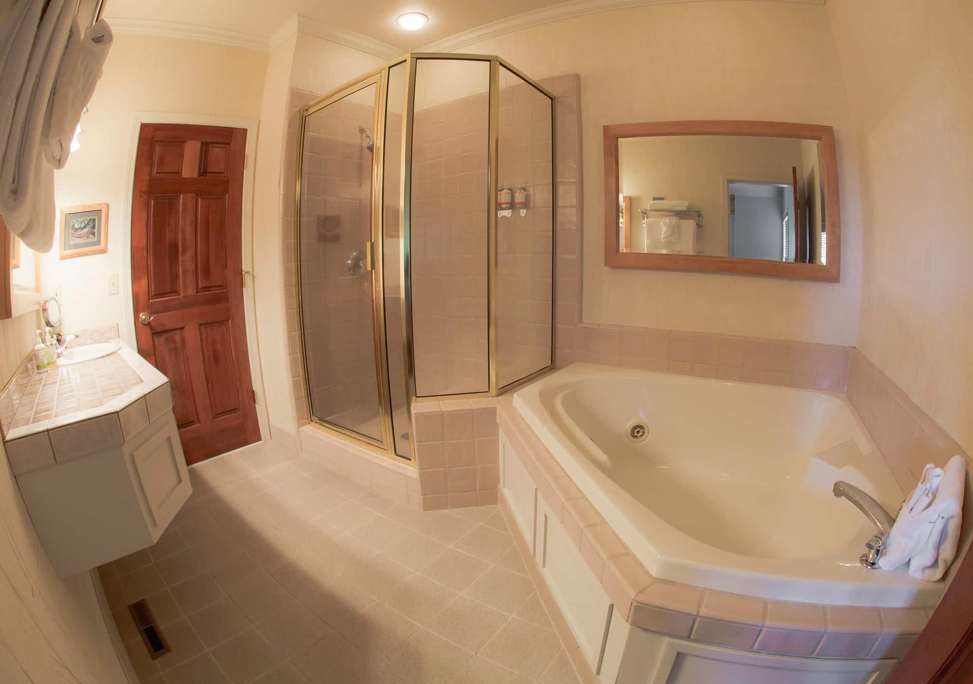 Pine Ridge Inn has jacuzzi suites