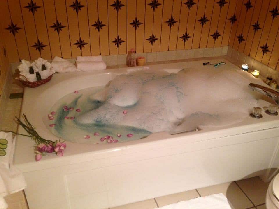 Plaza Inn And Suites At Ashland Creek has jacuzzi suites