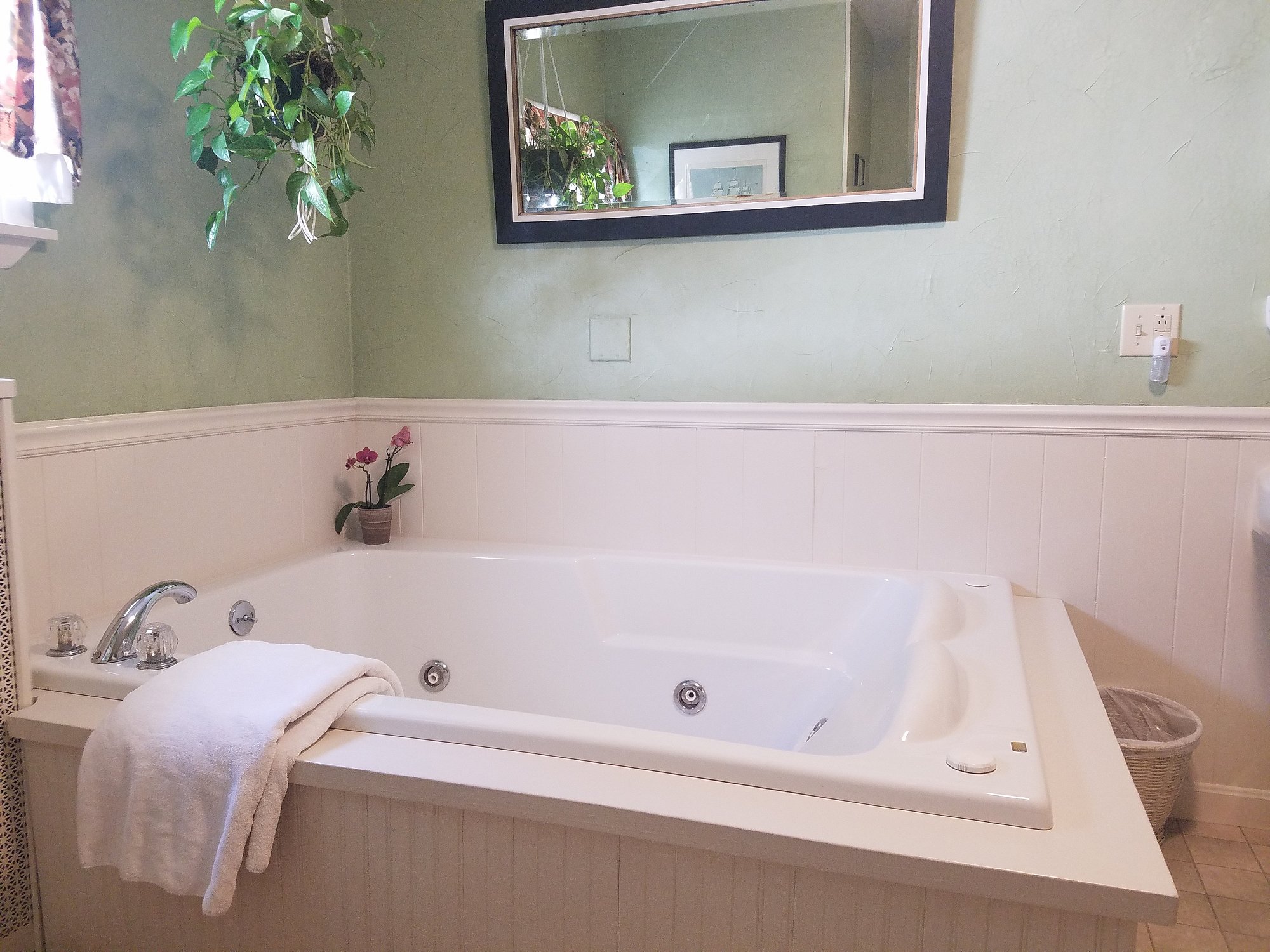 Pryor House Bed and Breakfast has jacuzzi suites