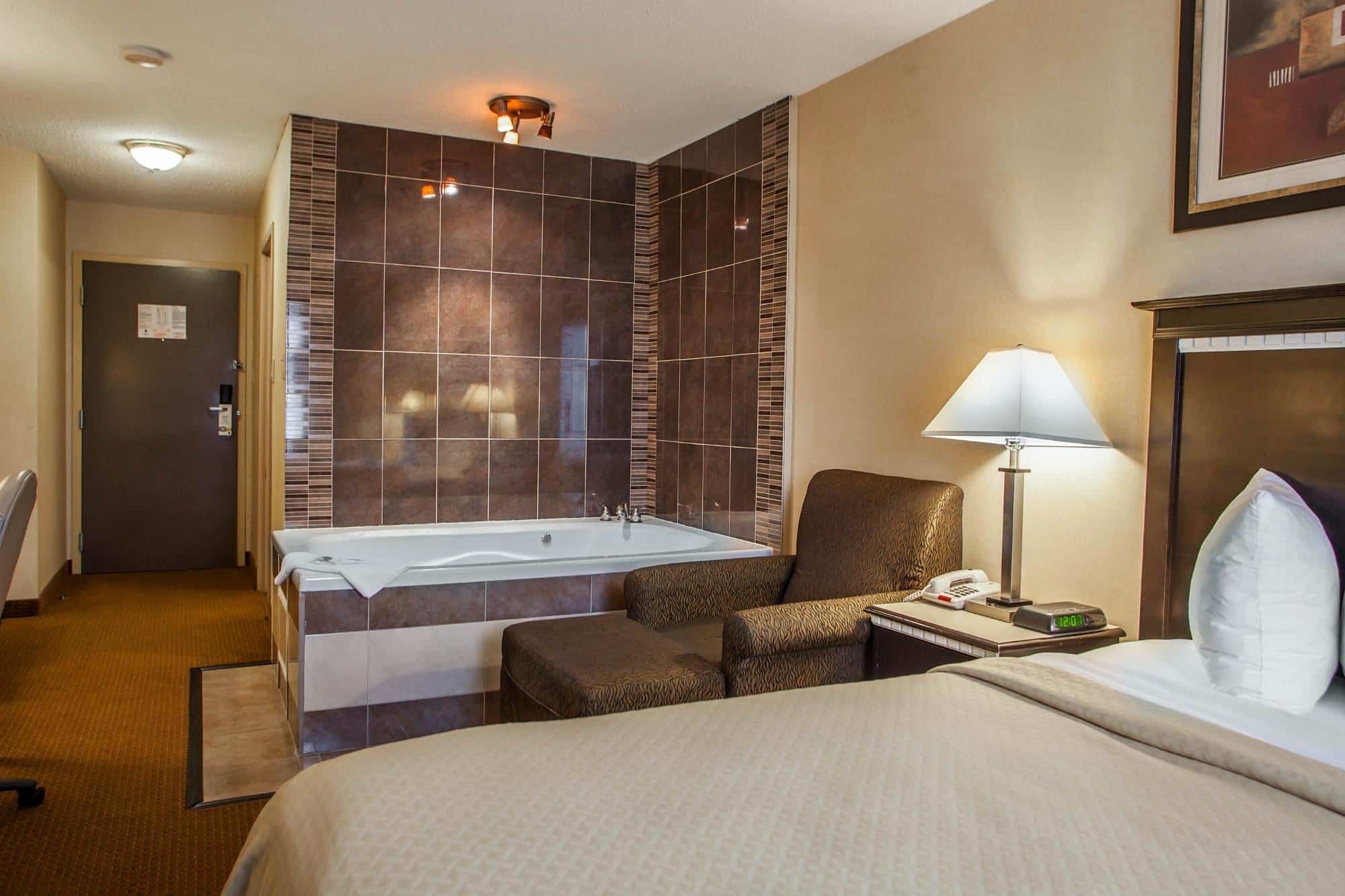 Quality Inn Aurora – Naperville Area has jacuzzi suites