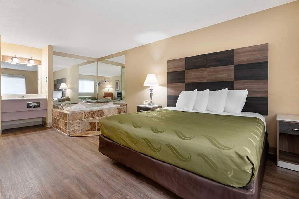 Quality Inn Bemidji has jacuzzi suites"