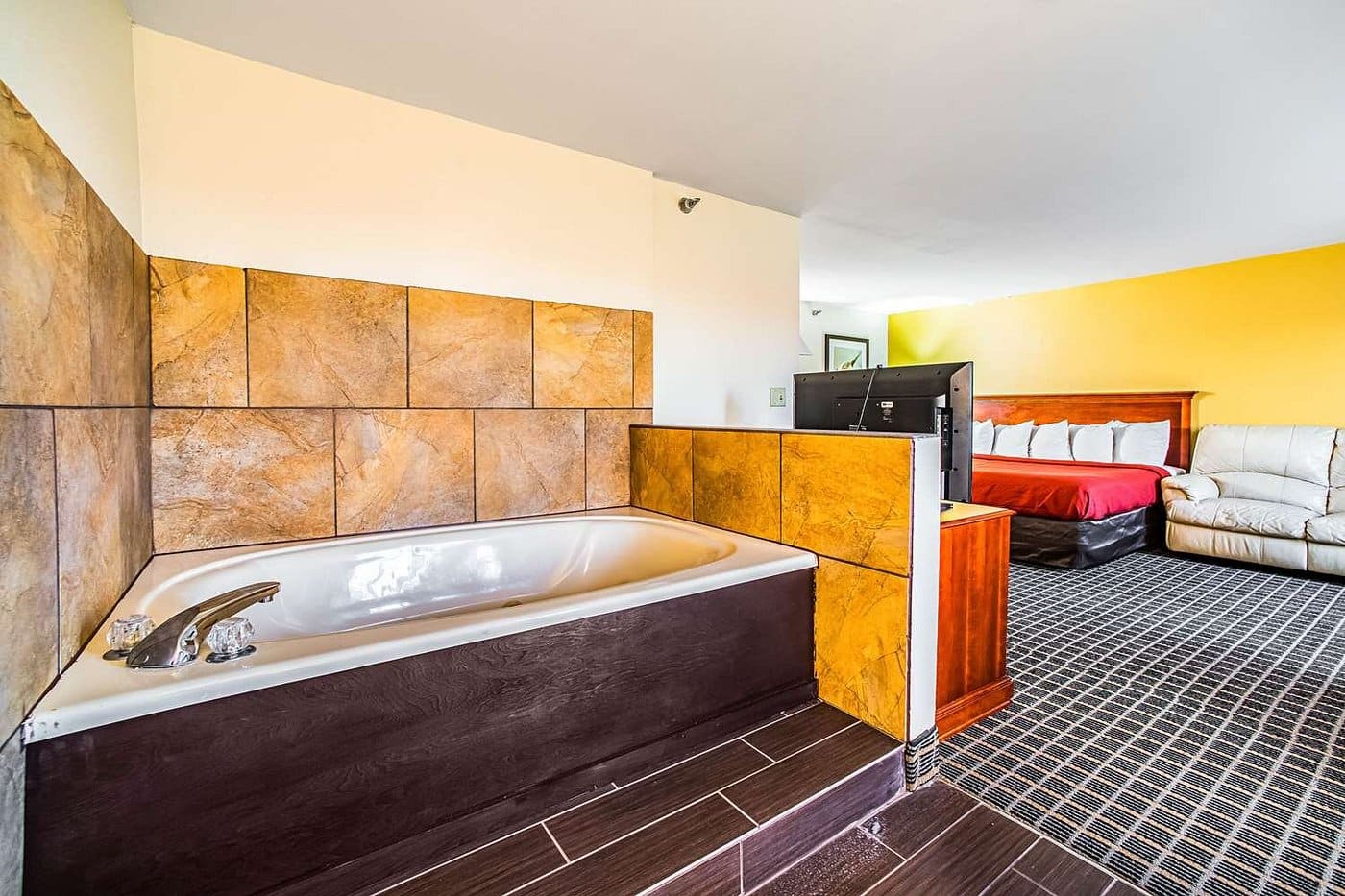 Quality Inn Carbondale University area has jacuzzi suites