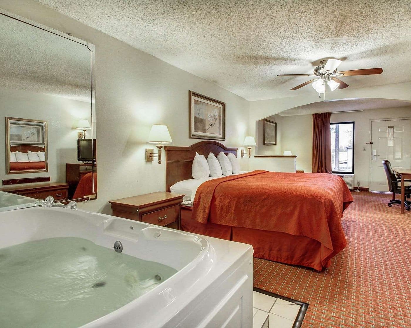 Quality Inn Clinton MS has jacuzzi suites