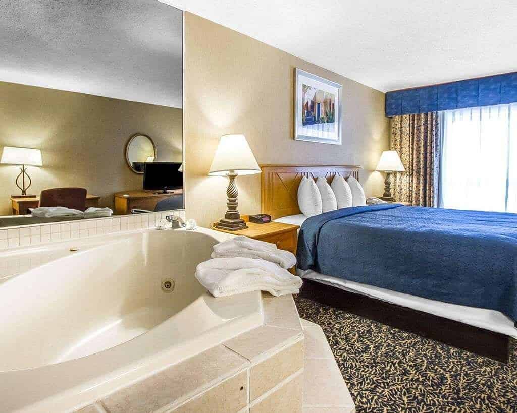 Quality Inn Deming NM has jacuzzi suites