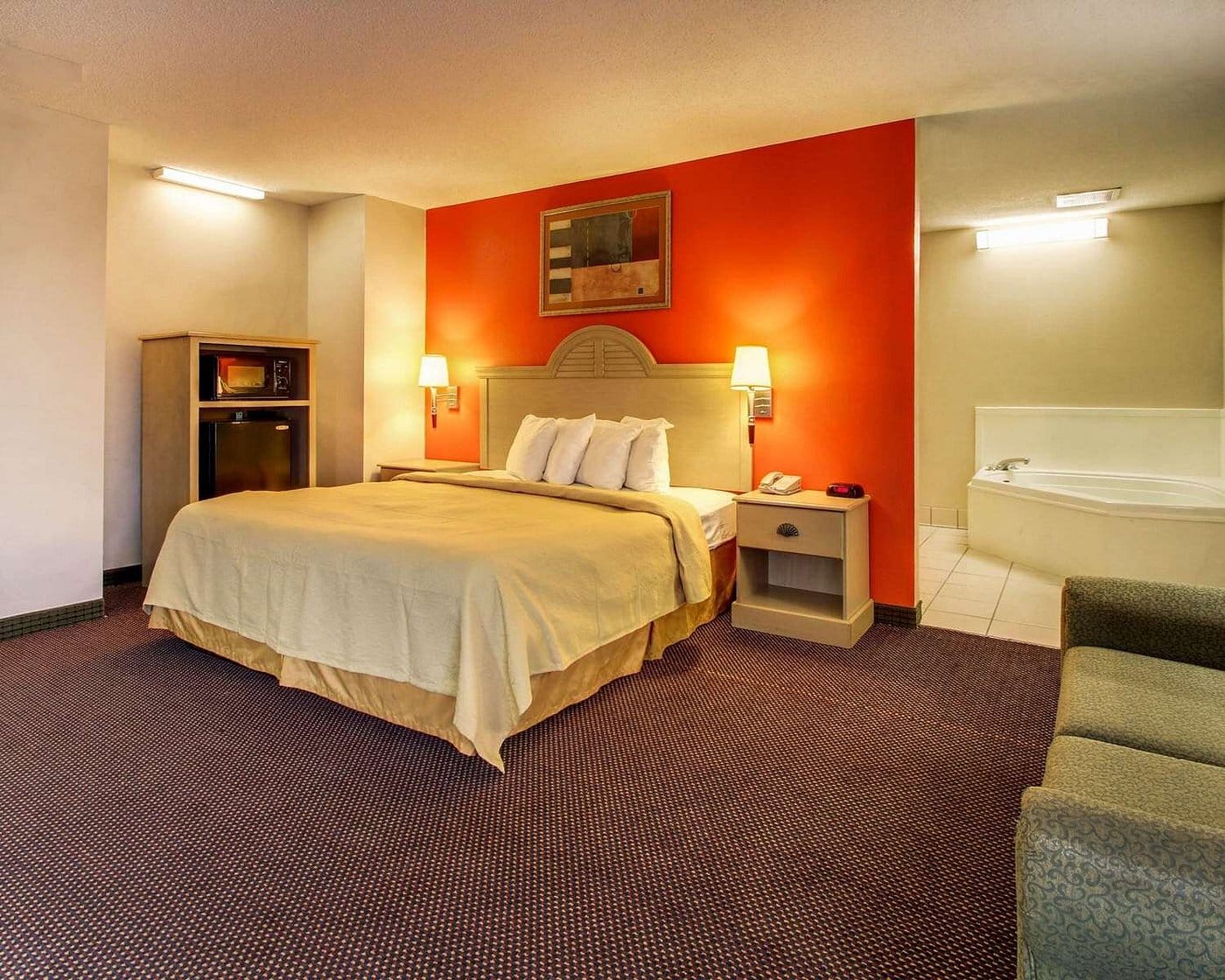 Quality Inn Hattiesburg has jacuzzi suites