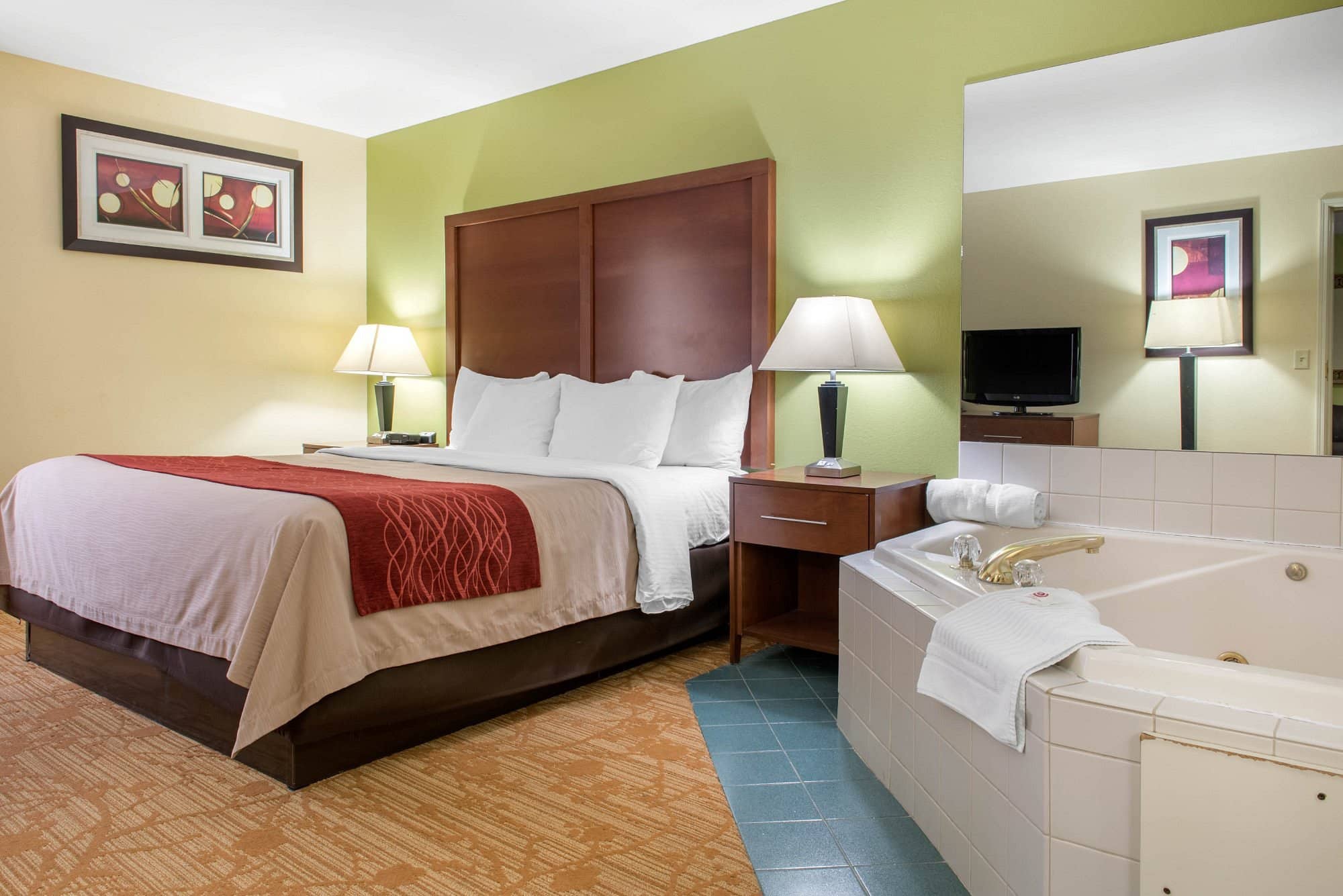 Quality Inn Jacksonville Near I-72 has jacuzzi suites