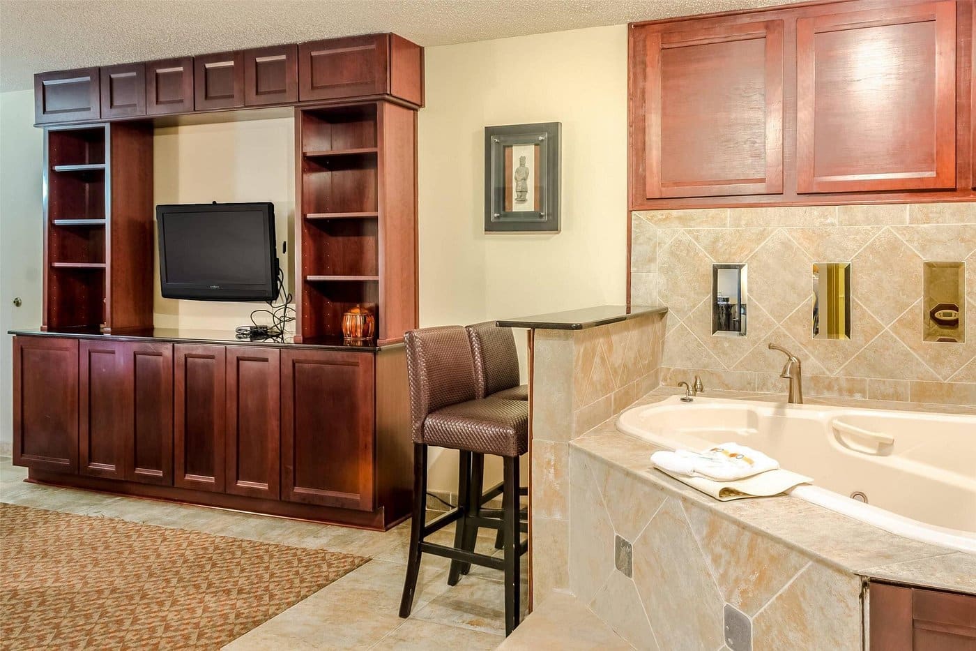 Quality Inn Moss Point - Pascagoula has jacuzzi suites