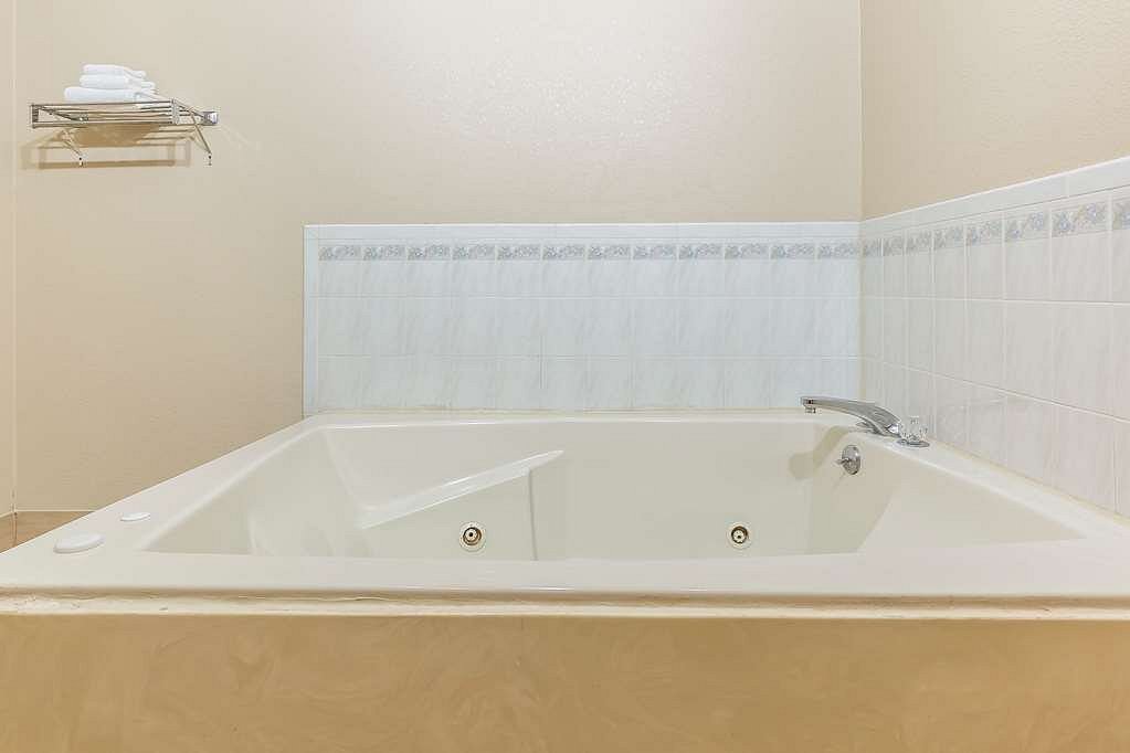 Quality Inn Mount Vernon At I-57 And I-64 has jacuzzi suites