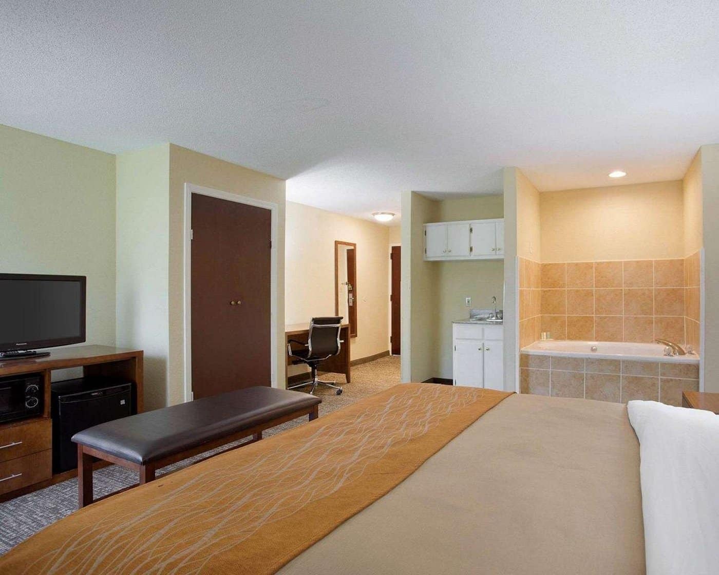 Quality Inn Olive Branch has jacuzzi suites