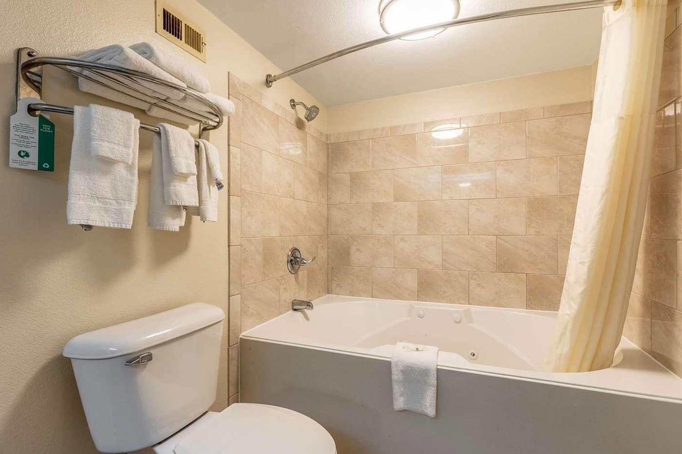 Quality Inn Southaven – Memphis South has jacuzzi suites