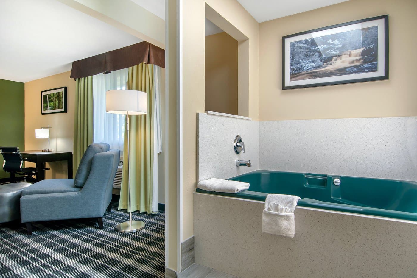 Quality Inn & Suites Albany OR has jacuzzi suites