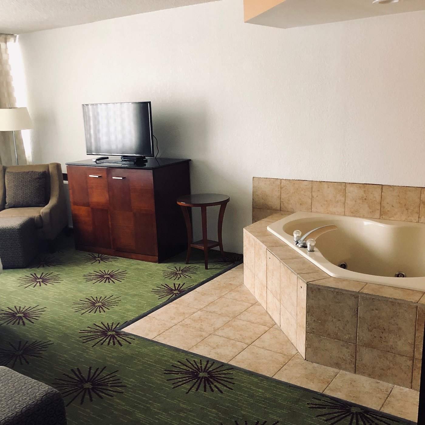 Quality Inn & Suites Albert Lea has jacuzzi suites